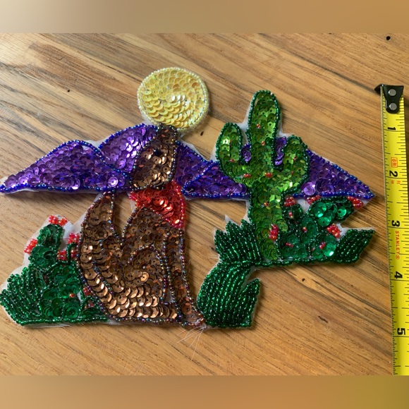 Sequin and Bead Wolf / Desert Appliqué, Howling at the Moon - Picture 2 of 4